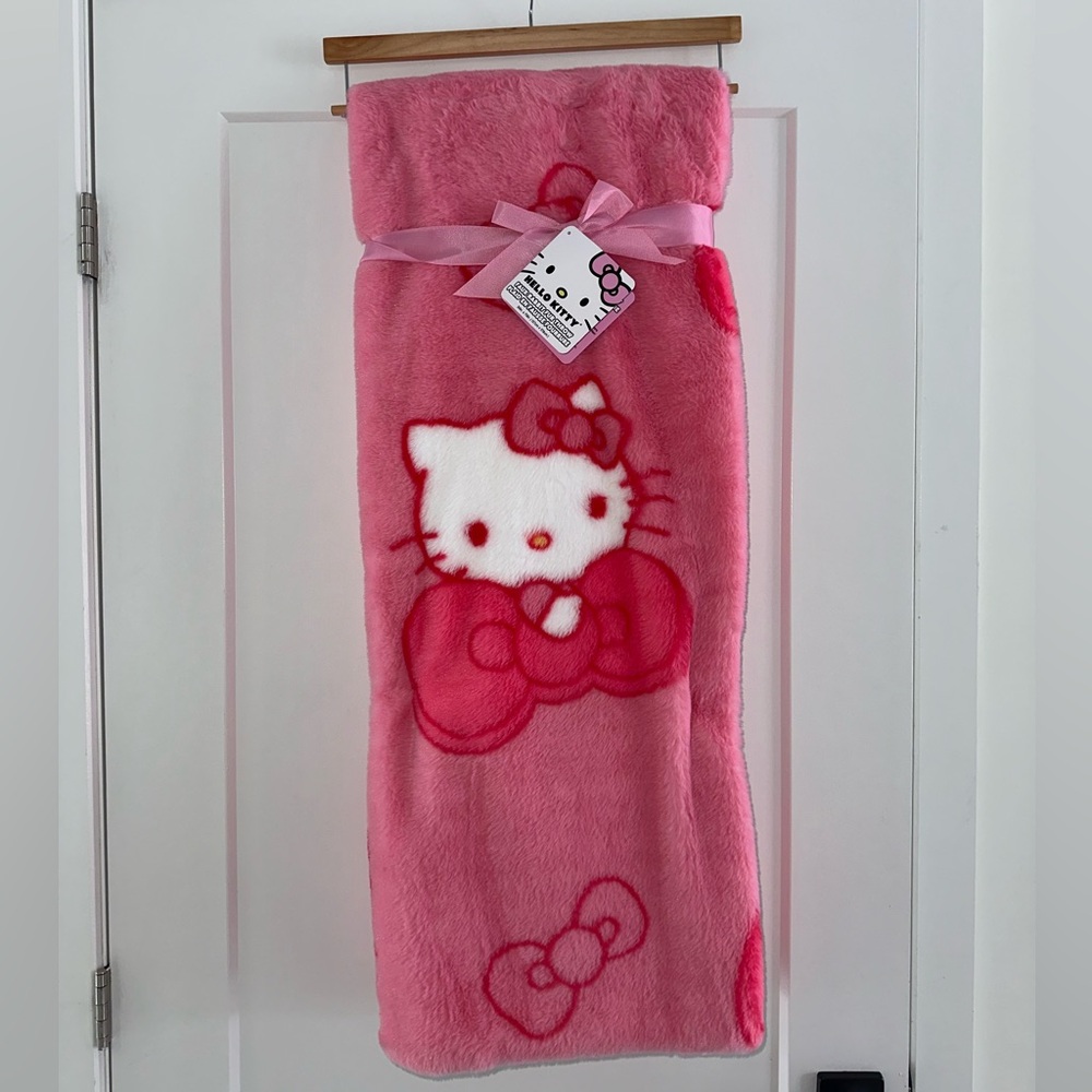 NWT: Hello Kitty, Faux Rabbit Fur, Hot Pink Bows Plush Blanket